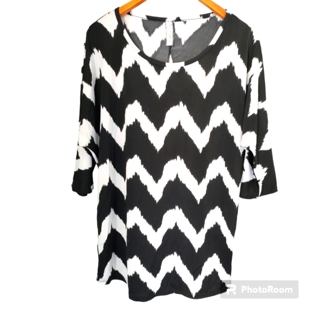 Giddy Up Glamour Black & White Dolman Sleeve Tunic